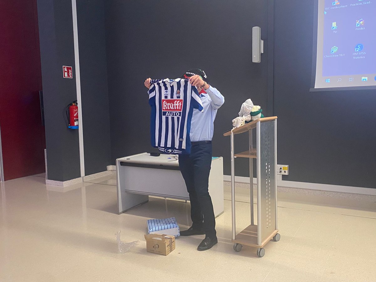 Pablo Salvador Valera Sapena (@valerasapena) on Twitter photo Last Friday, I successfully defended my PhD thesis. Grateful for the guidance of my supervisors <a href="/ArkaitzLab/">ArkaitzCarracedoLAB</a> and <a href="/LizMarzan_Lab/">BioNanoPlasmonicsLab</a> and the support of everyone who contributed to this journey. It was an amazing day surrounded by my family and friends! Last Friday, I successfully defended my PhD thesis. Grateful for the guidance of my supervisors <a href="/ArkaitzLab/">ArkaitzCarracedoLAB</a> and <a href="/LizMarzan_Lab/">BioNanoPlasmonicsLab</a> and the support of everyone who contributed to this journey. It was an amazing day surrounded by my family and friends!