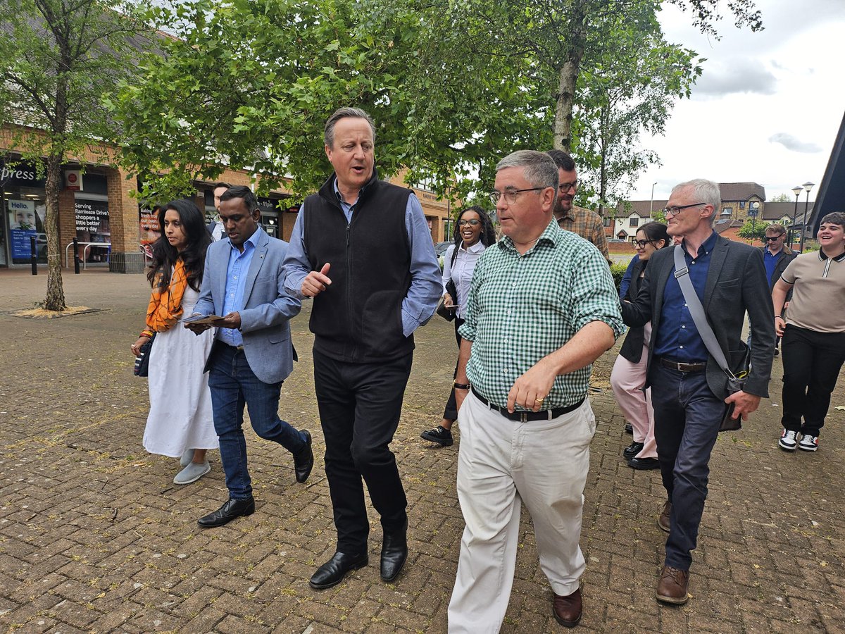 RobertBuckland's tweet image. Great to welcome @David_Cameron back to West Swindon this morning, speaking to residents about my plan for our town. We've done so much for Swindon South over the past 14 years, and there's a lot more I want to do for own town if re-elected on Thursday.