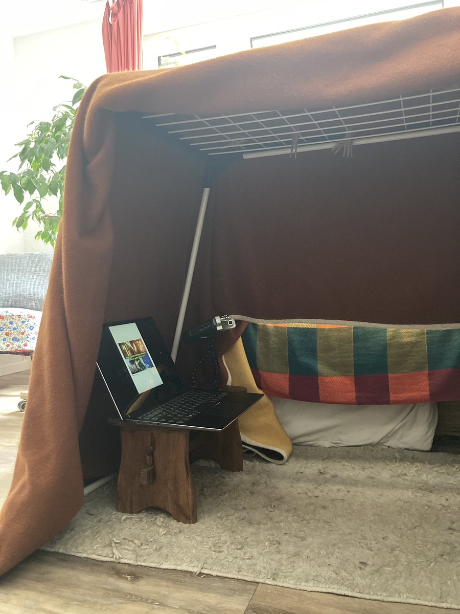 Heute wurde ich von Radio 91.2 zu meiner Forschung über Fotografie und Verschwörungstheorien interviewt. Das Setting für die Aufnahme war natürlich hochprofessionell.