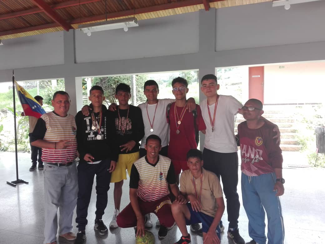 Copa América 2.024.
Cancha Deportiva Complejo Educativo "Dr. Regulo Burelli Rivas".
Impulsar la participación de los estudiantes, fomentando los valores de respeto e integración entre los estudiantes, a través de la práctica deportiva.
