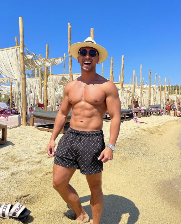 theoliveranwar's tweet photo. The best workout for your chest and shoulders:

Push day.

But most people mess this up.

This is the only workout you need to build your pecs and correct your form:

(Bookmark this) https://t.co/uuGA7NJxk4