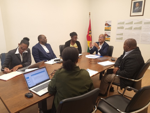 FAOMozambique's tweet photo. FAO #ECTAD team met the National Director of Livestock, Dr. Américo da Conceição, to discuss the 2024 and proposed 2025 work plans, highlighting areas for improvement. The meeting was an opportunity to reaffirm FAO´s commitment on enhancing #OneHealthin #Mozambique. https://t.co/SaV16futuP