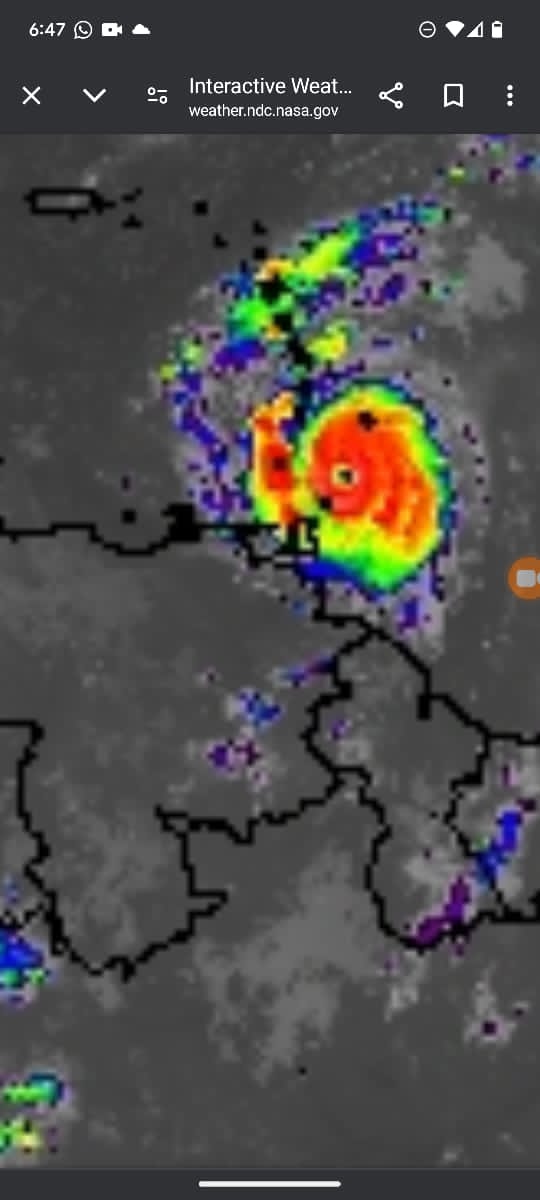 Ya el Huracán Beryl con categoría 4 entró a Trinidad y tocó la península de Paria en territorio venezolano. Es el 1er huracán q históricamente entra a nuestro territorio. Ya se había advertido hace tiempo lo q ocurriría con el DEBILITAMIENTO DE LA CORRIENTE SUBMARINA DEL CARIBE