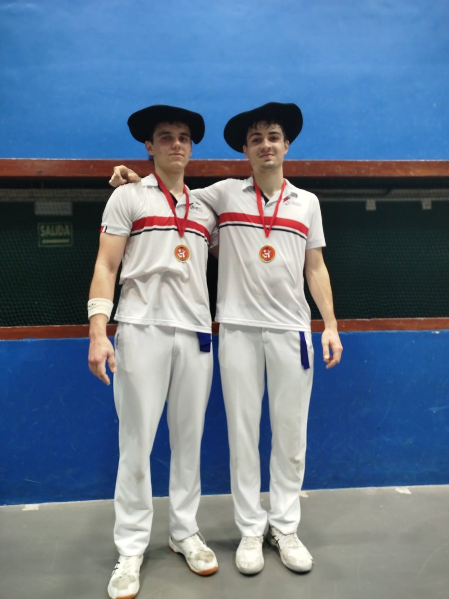 Escuela de Pelota. Este fin de semana se ha celebrado la final del Campeonato Navarro de clubes paleta cuero trinquete. Nuestros pelotaris Miguel Iraburu e Ignacio Escala quedaron campeones frente a Larraina.
¡Felicidades!
