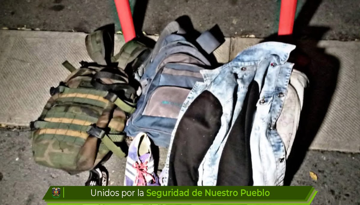 Pol_Boliviana's tweet photo. ๐ฎ๐ปโโ๏ธ๐ฎ๐ปโโ๏ธ Este 01 de julio, el Comando Departamental de Policรญa La Paz, llevaron a cabo un plan operativo en horas de la madrugada, logrando aprehender a 4 personas en posesiรณn de objetos robados, armas punzocortantes y arrestaron a 40 infractores de la #Ley259. https://t.co/RGYw5g6Nwc