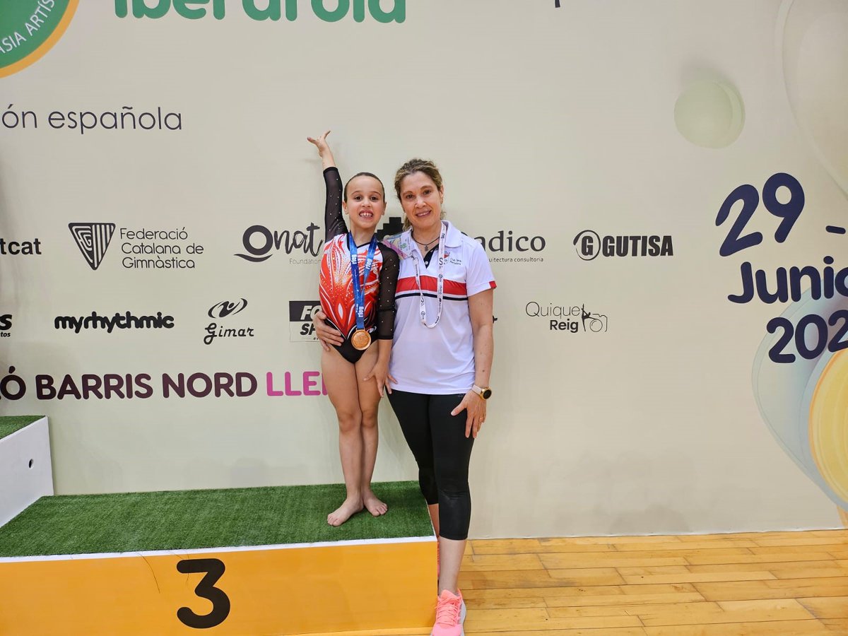 Nuestras deportistas de la Escuela de Gimnasia Artística han competido en el Cto de España de Gimnasia Artística celebrado en Lérida. El grupo han hecho un gran campeonato en una categoría muy exigente con alto nivel técnico. Mixele Ariz quedó bronce en paralelas. ¡Felicidades!