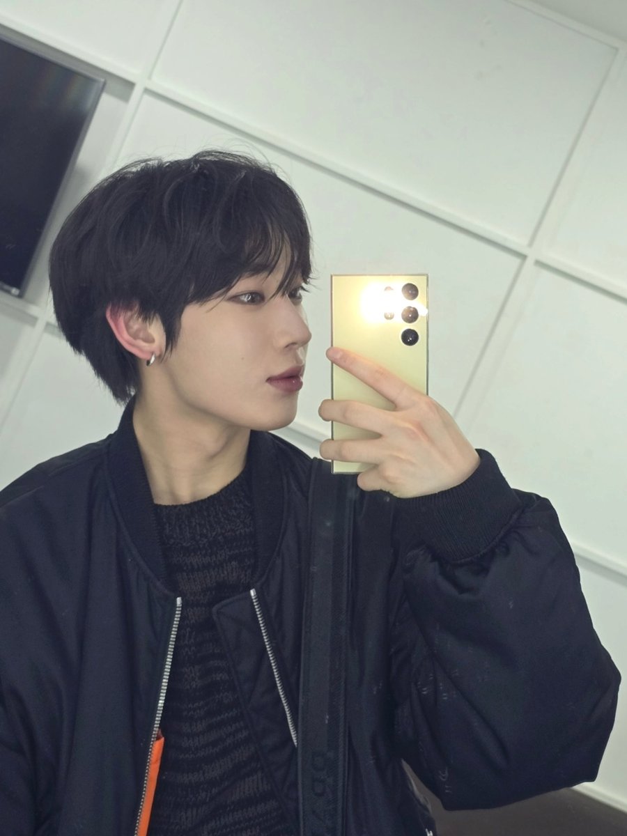 ddeonu29's tweet photo. a #sunsun au wherein;

dashiel's (psh) friends knew how selective he was about making new friends. he rarely spoke to anyone outside of his colleagues and seldom post photos on his social media.

not until he met evander (ksn), his arts app blockmate. https://t.co/RvC5pRfGB5
