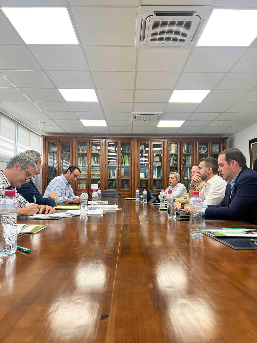 La <a href="/AndaluciaJunta/">Junta de Andalucía</a> ultima un contrato con la Universidad de Alcalá de Henares para reforzar el estudio del #silvestrismo en determinadas zonas de #Andalucía. 

El consejero <a href="/RamonFPM/">Ramón Fernández-Pacheco M</a> se reúne con <a href="/andaluciacaza/">Federación Andaluza de Caza</a> en Archidona.

🔗 lajunta.es/4wu1b