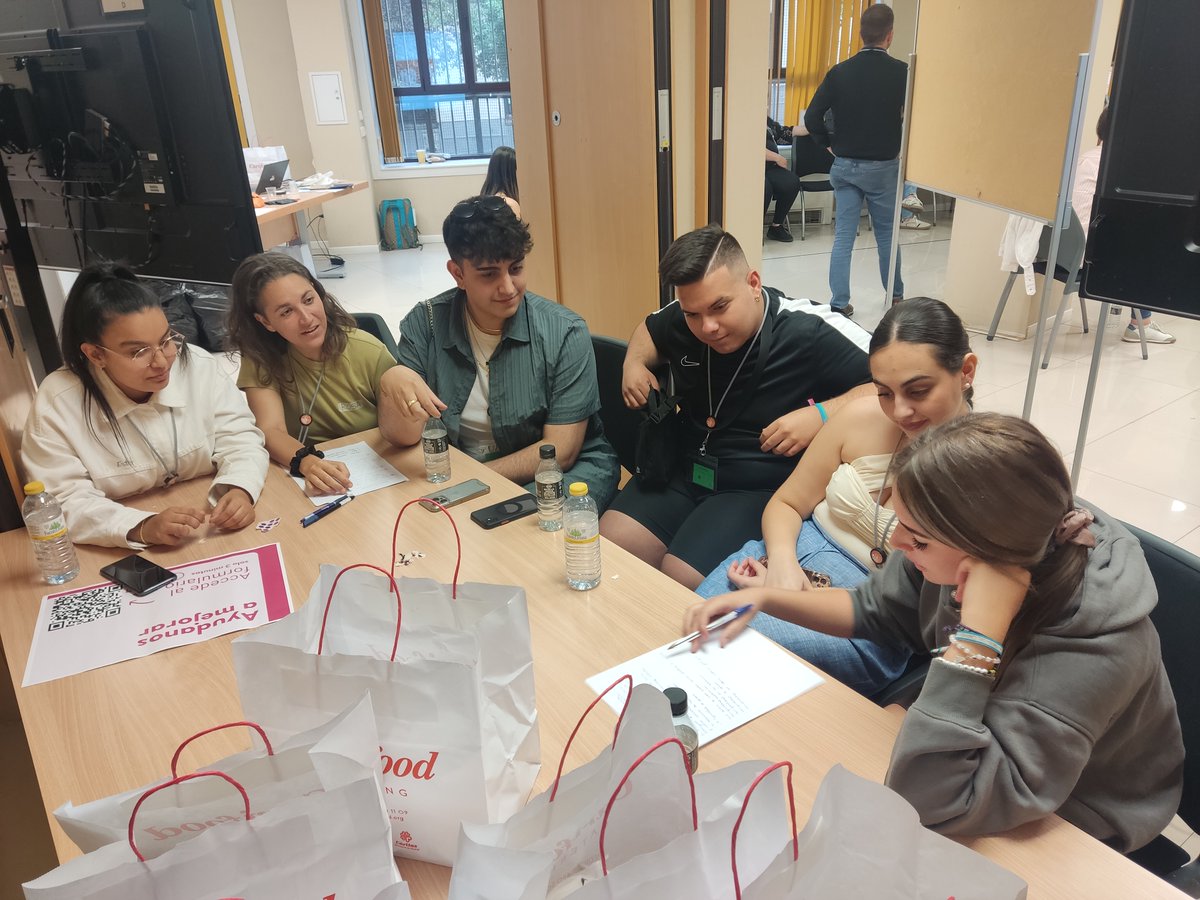 gitanos_org_CYL's tweet photo. 🗓️El pasado 20 de junio, #FSGPalencia asistió al IV Encuentro Estatal de Participación Infantil y Adolescente en @MSocialGob. 

👫Participamos en dinámicas sobre derechos de la infancia y Objetivos de Desarrollo Sostenible (ODS), compartiendo experiencias con agentes clave https://t.co/fXyjYfsFiJ