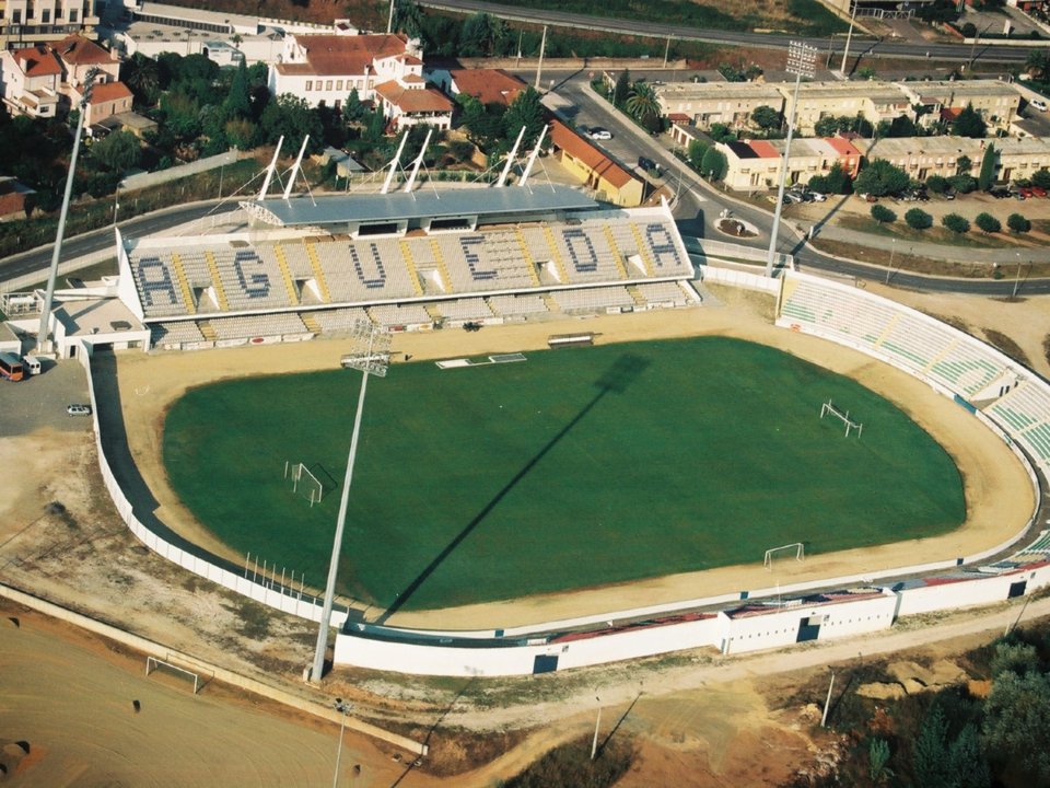 Estão à venda na ticketline os bilhetes para os dois jogos da pré-época do SL Benfica contra o SC Farense e o RC Celta de Vigo...

O jogo será no Estádio de Águeda. Num jogo de pré-época bilhetes entre 15 a 30 euros. E num estádio fraquinho...

Exploração do adepto. Um roubo.