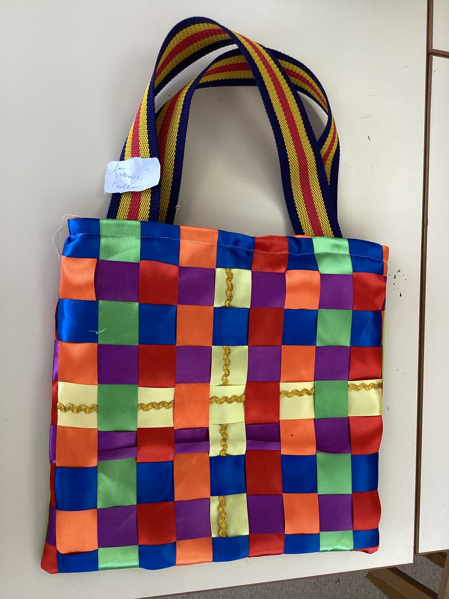 PipersArts's tweet image. Fantastic Ghanaian inspired tote bags finished today by Year 7 Textiles, well done! #PipersSenior #PipersYear7