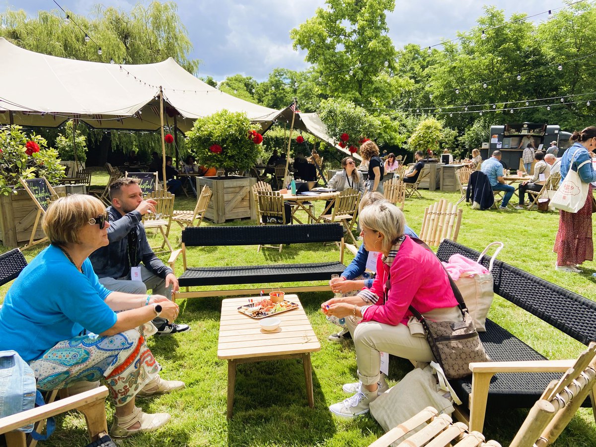 Profitez d’un temps convivial en équipe autour d’une pause verre en main dans notre jardin, d’un cocktail sous les palmiers ​, ou bien d’animations dans le parc. Le Centre d'Affaires offre un cadre parfait pour prendre un bol d'air et se relaxer au vert. 🌻