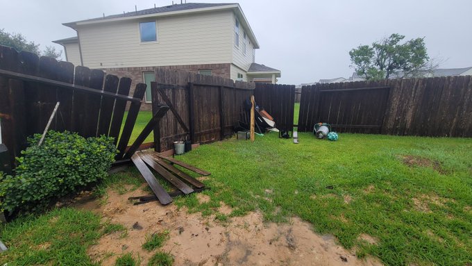 The audacity of the sun to show itself at 5pm after a long day of a hurricane trying to take us all out<a href="/tag/beryl"class="tags"><span>#beryl</span></a>