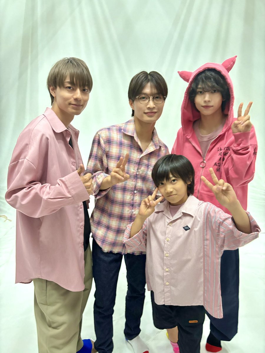 jr_official_X's tweet photo. 【 🎞️Movie 】

#作間龍斗 #那須雄登 #織山尚大 #内田煌音 が出演する映画
『うちの弟どもがすみません』 
の情報が解禁されました🎉✨

クールだけど家族想いな長男・源を作間龍斗、
頭が良くてスマートだけど、たまに腹黒な次男・洛を那須雄登、
ミステリアスなシャイボーイ三男・柊を織山尚大、
甘えん坊な一家のアイドル、四男・類を内田煌音、

が演じます💓

12/6(金)全国公開🎬💫
ぜひCheckしてください🫶🏻

🌟映画公式HP
https://t.co/GhLPv95deM
⭐️公式SNS(X、Instagram、TikTok)
@uchioto_movie

特別にオフショットをお届けです‼︎🎁

#うちの弟どもがすみません #うち弟
#HiHiJets #美少年 #少年忍者