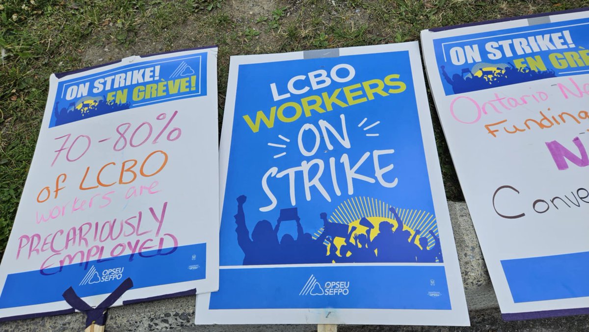 DecentWorkHlth's tweet photo. Our health worker members in 📍Kingston paid a visit to striking @OPSEU LCBO workers yesterday.
We know that precarious work is a health hazard. 70% of LCBO workers are casual workers with no guaranteed hours or access to benefits. #Justice4Workers #SupportLCBOWorkers https://t.co/Xp674UYBIY