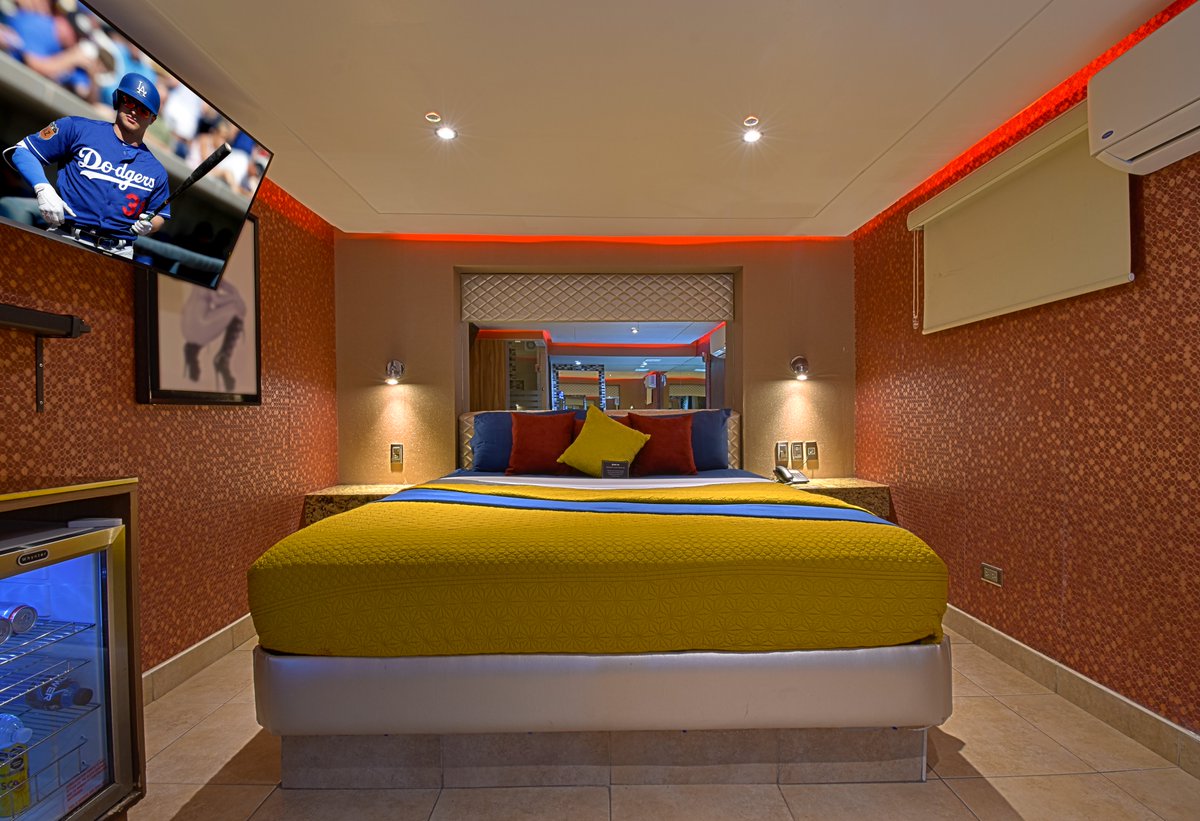 HotelRizodeOro's tweet image. Headed below us, tonight, to @TropicalBarENG&apos;s #IslandParty?

If you&apos;ll be staying in Mexico, be sure to secure a beautiful, resort-style room or suite, like THIS, at @HotelRizodeOr!

20% OFF, thru Sunday, with your HK or Tropical VIP Card! Book soon!

HotelRizoDeOro.com