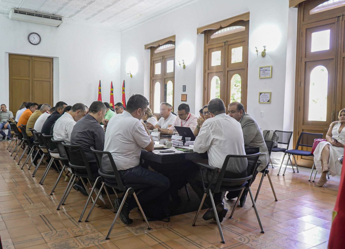 GoberNorte's tweet photo. ✅En el marco del programa 'Cambia Mi Casa' del Fondo Nacional de Vivienda - Fonvivienda, el gobernador, William Villamizar, logró la gestión de 5.000 mejoramientos para viviendas en zonas rurales, cuya inversión por parte de la administración departamental será de $6.500.000. 🏡 https://t.co/uoBOZCkH87