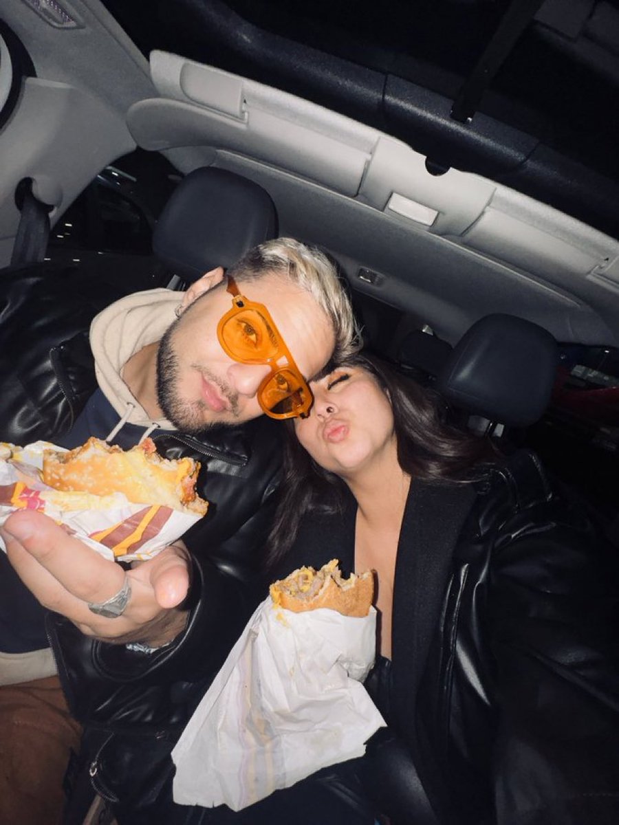 FlorCabreraaGH's tweet photo. Ayer con @damianmoyaofc despues de la final mas aburrida de la historia de gh fuimos a comer la gran tasty spicy (como nosotros) de la mano de @Mostaza_ok gracias❤️❤️❤️❤️ https://t.co/RQs1i5GQgx
