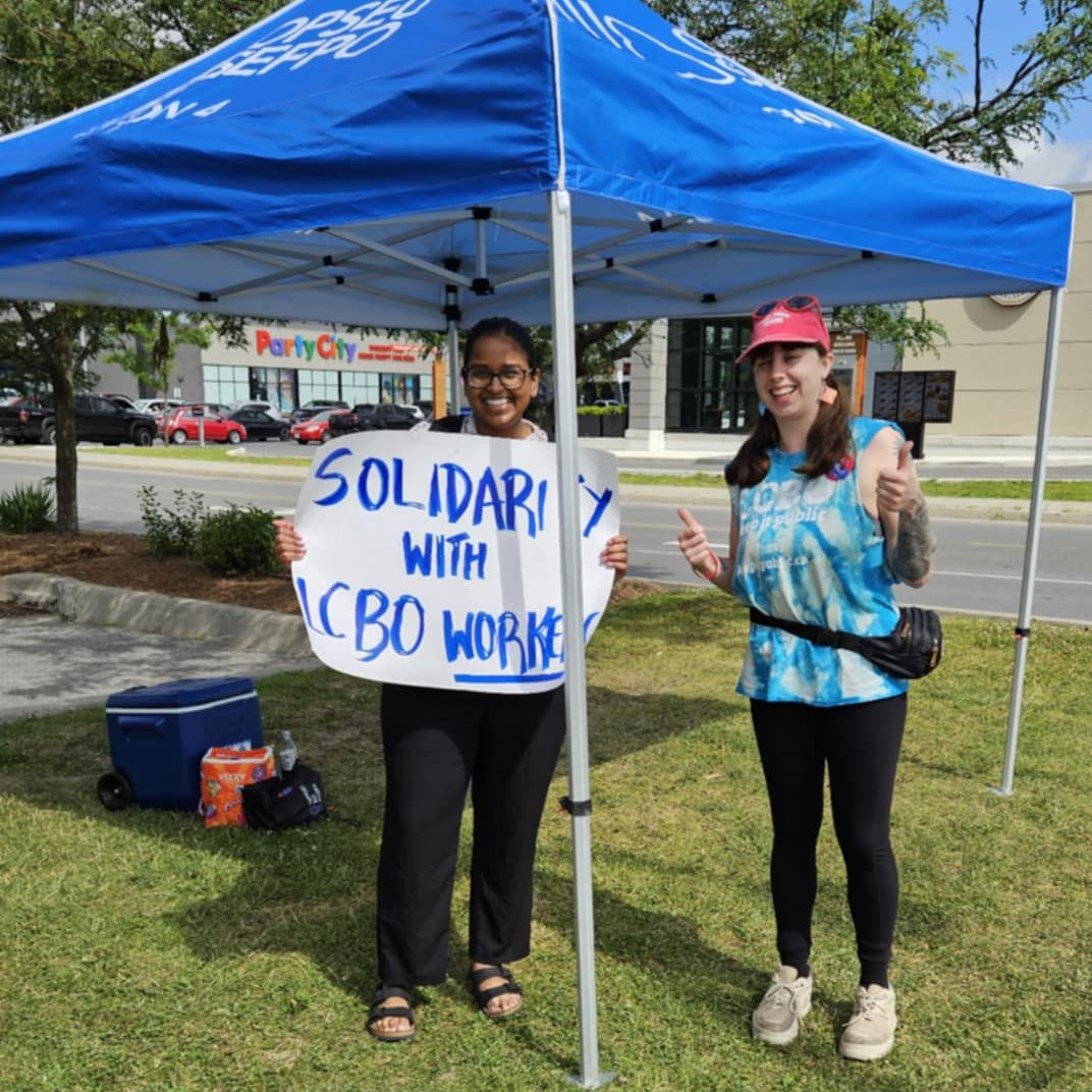 DecentWorkHlth's tweet photo. Our health worker members in 📍Kingston paid a visit to striking @OPSEU LCBO workers yesterday.
We know that precarious work is a health hazard. 70% of LCBO workers are casual workers with no guaranteed hours or access to benefits. #Justice4Workers #SupportLCBOWorkers https://t.co/Xp674UYBIY