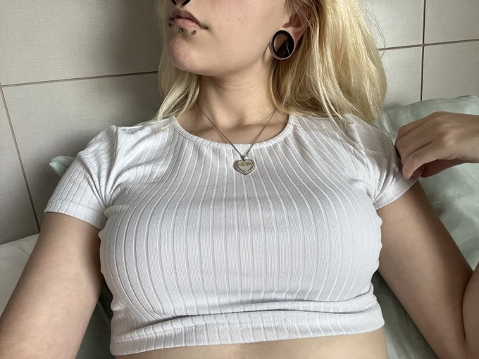 Take a nap on my boobies? (IM ACTUALLY WEARING BRAS FOR ONCE BTW😆) https://t.co/MnbjGojZkj