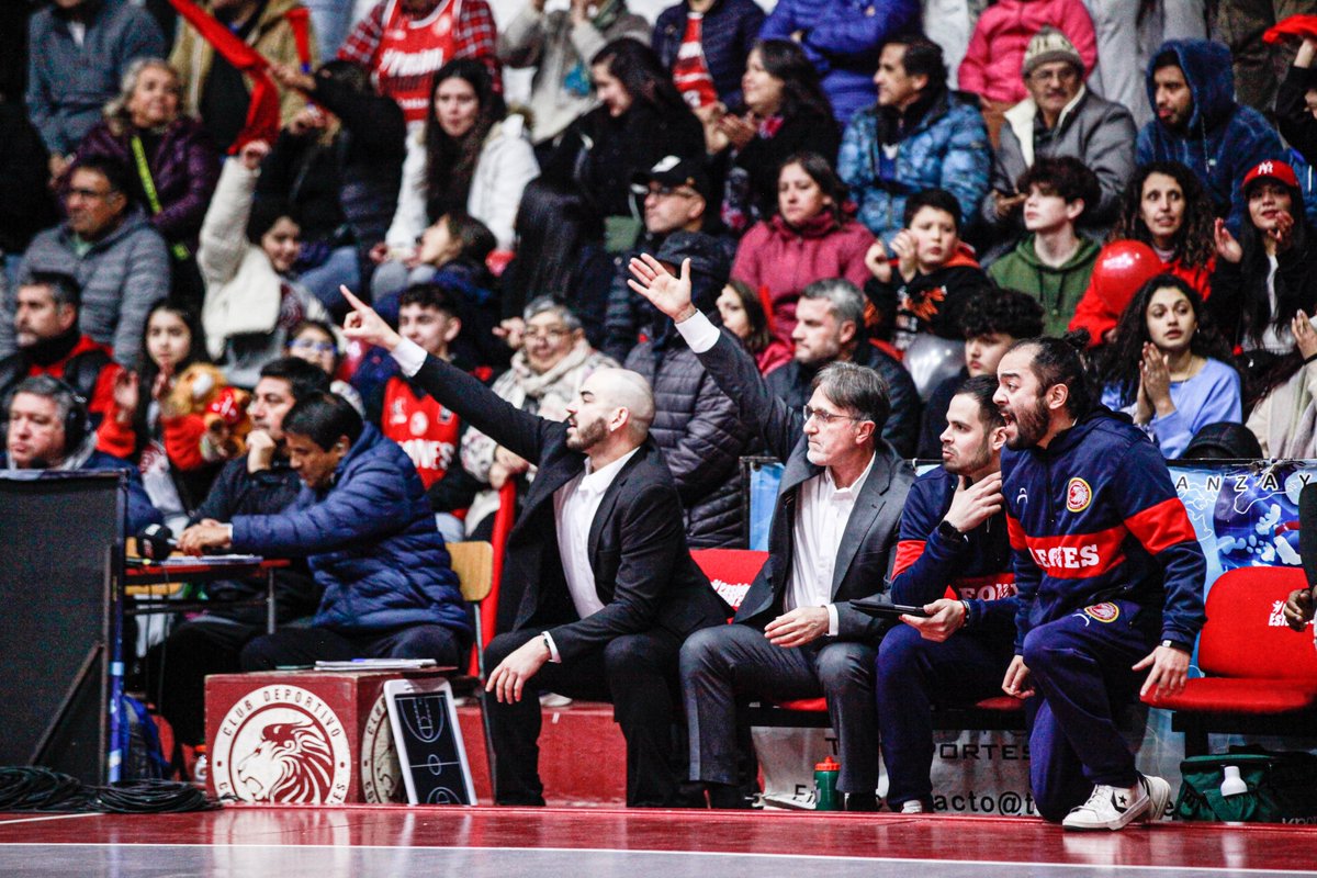 CDCLosLeones's tweet photo. 📷🦁 POSTALES DE LA VICTORIA FELINA EN EL PRIMER DÍA
👉 Te dejamos las mejores fotos del juego 1 🏀 en el Cubil Felino, ¿estuviste este sábado en el partido? ¿Lo viste por TV?
#VamosLeones #Basket #FinalesLNB https://t.co/3XncjLK5Co