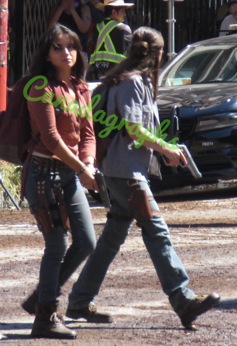 thecine_'s tweet photo. Novas imagens de Bella Ramsey e Isabela Merced no set de gravações da 2ª temporada de 'The Last of Us'. #TLOU https://t.co/4e6idrEotw