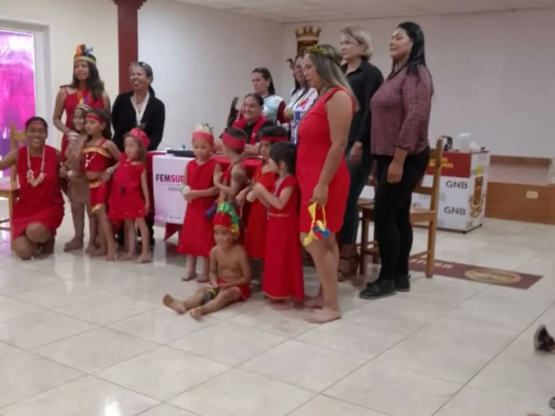 CNAEC11's tweet photo. Cocineras de la patria de Parroquia Vista Hermosa estuvieron presentes en charla convocada por la Gran Misión Venezuela Mujer tema "Participación política de la mujer" parte de la inclusión femenina que defiende la gestión revolucionaria que conduce nuestro líder @Nicolas Maduro https://t.co/a2qfVPjWd3