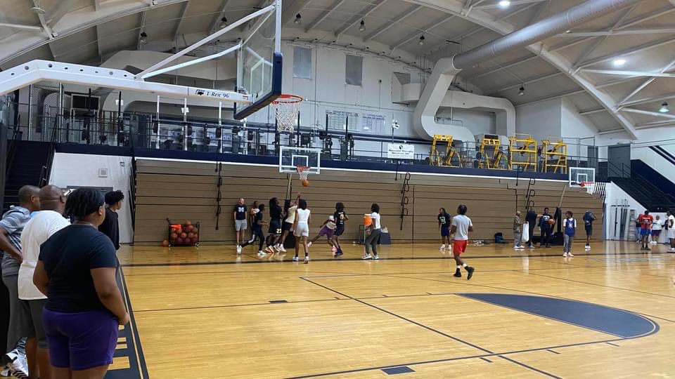 MartinCoSchNC's tweet photo. 5:30 pm : Antonio Davis, Martin County High School’s new boys’ basketball coach, met a room packed with potential players, parents and supporting coaches. 
After Davis introduced himself and shared his expectations for players, students took to the court for open gym time. https://t.co/1Rm6ZKFuph
