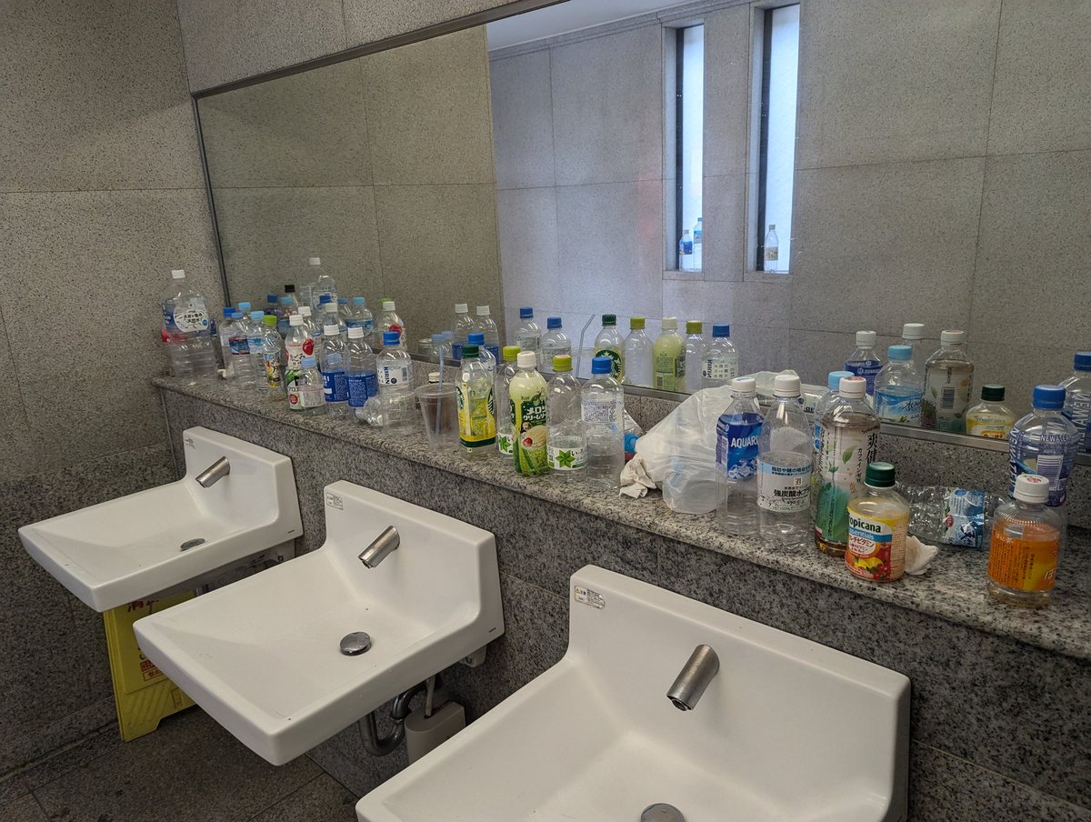 atoreiyu200001's tweet photo. 僕と警備員のおっちゃんと
伏見稲荷内のトイレのいつもの風景…

トイレに入ってきた警備のおっちゃんに
『今日もモラルが無いのが多いね』
って話したら

『昨日は中国人の団体が凄くて、コレの3倍はトイレ内に捨ててあった😅』
とのこと…💦

とりあえず近くの分別のゴミ箱に捨ててきたわ😡 https://t.co/HWER49V2r6