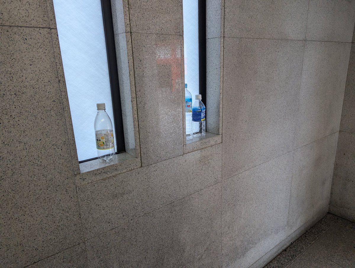 atoreiyu200001's tweet photo. 僕と警備員のおっちゃんと
伏見稲荷内のトイレのいつもの風景…

トイレに入ってきた警備のおっちゃんに
『今日もモラルが無いのが多いね』
って話したら

『昨日は中国人の団体が凄くて、コレの3倍はトイレ内に捨ててあった😅』
とのこと…💦

とりあえず近くの分別のゴミ箱に捨ててきたわ😡 https://t.co/HWER49V2r6