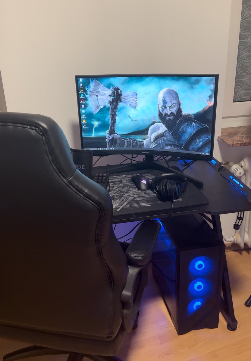 istr7keyou's tweet photo. Bought a whole new gaming set up. All this through working hard. Believe in it. https://t.co/QFee4qhmmm