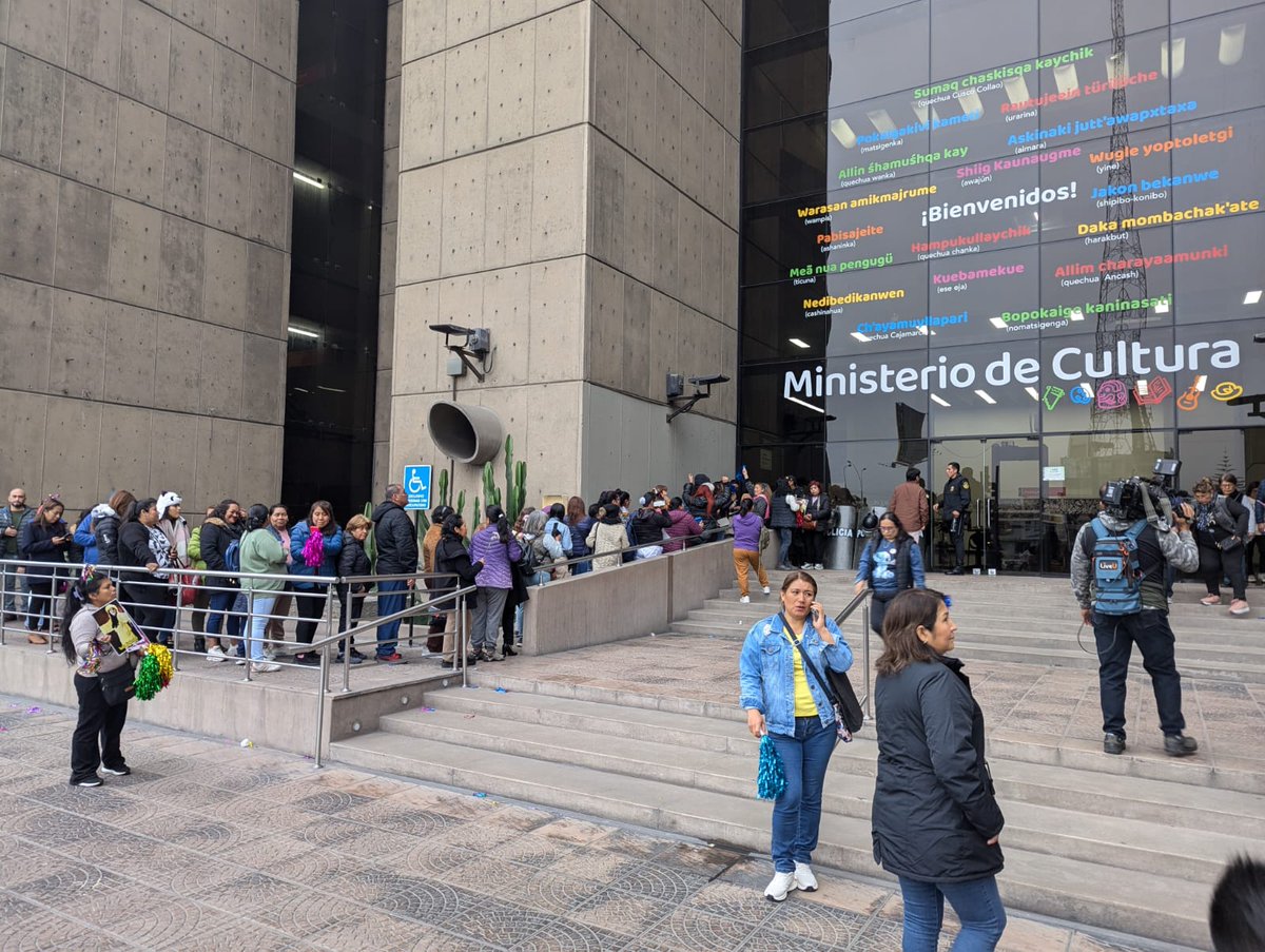 peru21noticias's tweet photo. 🥹 Largas colas en sede del Ministerio de Cultura para darle el último adiós a la reconocida animadora infantil, Yola Polastri.

📸: Patrick Valentín

#YolaPolastri #animadorainfantil #MinisteriodeCultura #Peru21noticias https://t.co/t11LoLsOkA