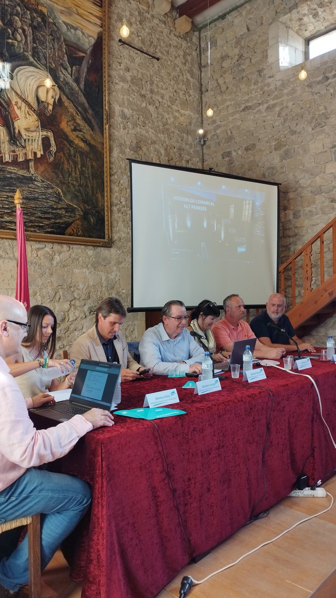 Comença l'Assemblea Comarcal de <a href="/juntsaltpenedes/">@JuntsAltPenedes</a> a la Sala Ponent, del emblemàtic castell de #SantMartíSarroca 

Comptem amb la participació de <a href="/vadorverges/">Salvador Vergés i… Tejero!</a>, <a href="/montse_ortizm/">Montse_ortiz 🎗</a>
i <a href="/PujolBonell/">Eduard Pujol i Bonell 🎗</a>