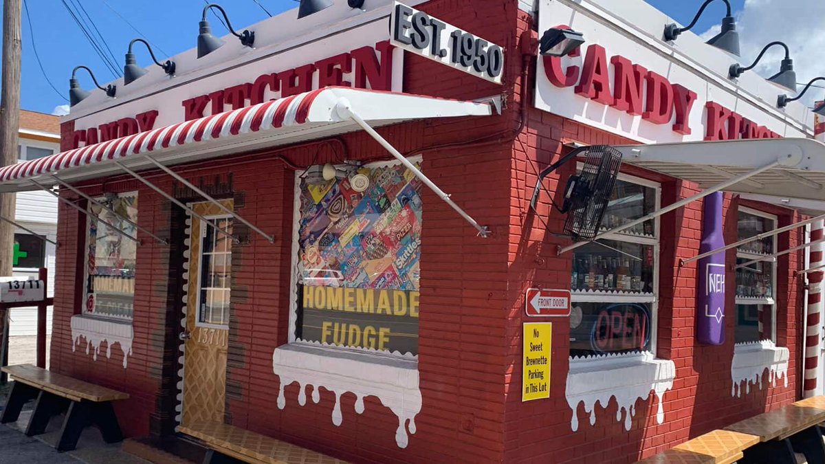 iLovetheBurg's tweet image. An edible nostalgia museum, Candy Kitchen, has been serving Madeira Beach since 1950 🍭 &amp;gt;&amp;gt; l8r.it/se5E