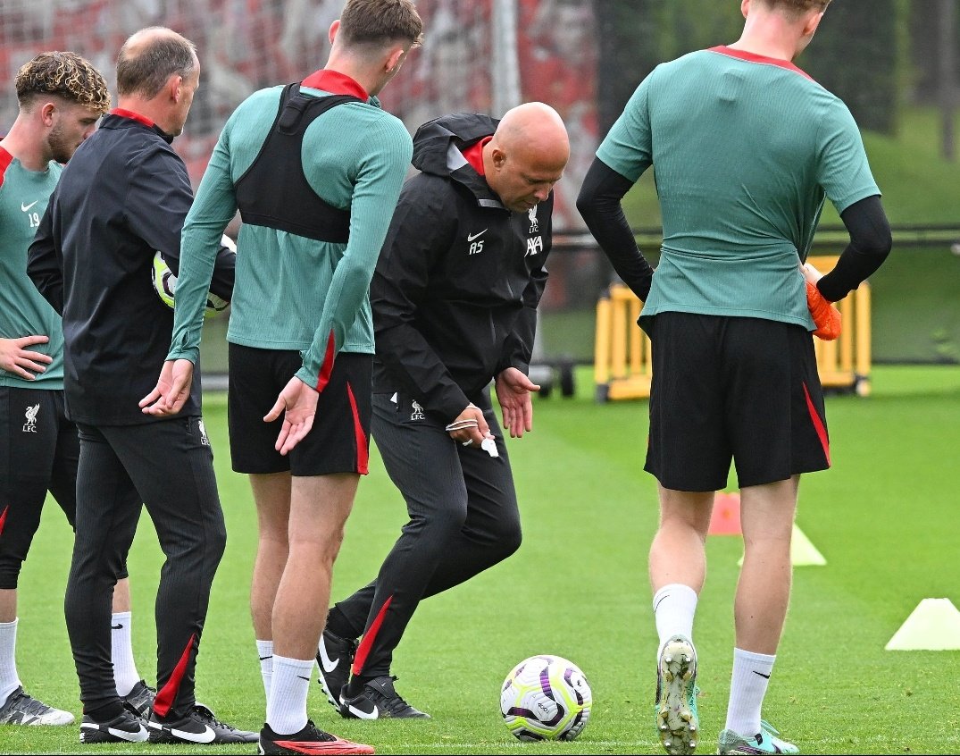 ArneLFCTV's tweet photo. Arne Slot with a very physical and direct training approach with the boys. You love to see it. I have very high hopes for Slot #LFC #ArneSlot https://t.co/ghZENLnVFY
