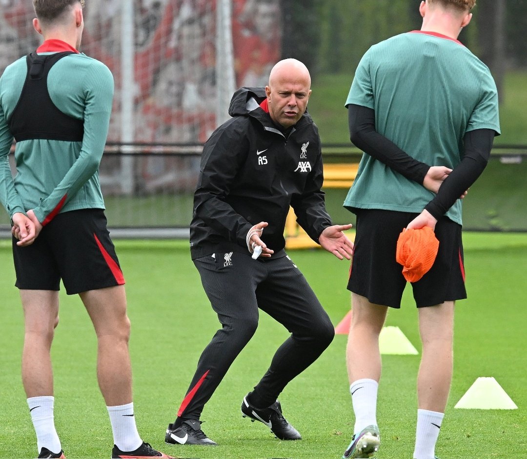 ArneLFCTV's tweet photo. Arne Slot with a very physical and direct training approach with the boys. You love to see it. I have very high hopes for Slot #LFC #ArneSlot https://t.co/ghZENLnVFY