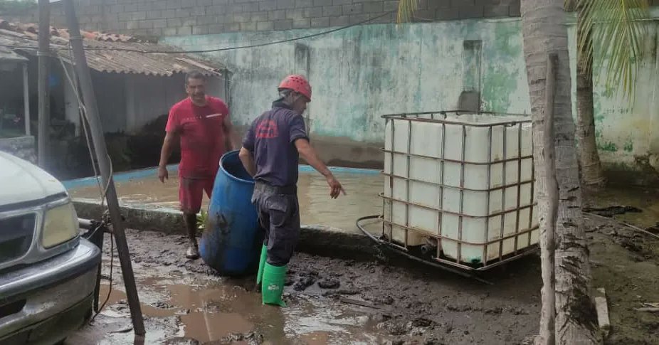 #8Jul #NOTICIA🗞️

Bomberos Marinos del #INEA garantizan el suministro de agua potable y atención médica prehospitalaria a comunidades de #Cumanacoa.

Lee más en el siguiente link⬇️
goo.su/TnYX4