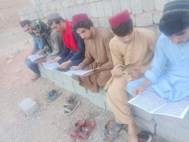 umarptm's tweet photo. د ګیلامن پشتين د پاره په ډيرو ځايو کې د قرآن کريم ختم شروع تاسو ټول ورته په دعا شئ ختمونه وکړی💔🤲
#EvacuateGilamanWazir2Germany https://t.co/KAWVnkQJVE