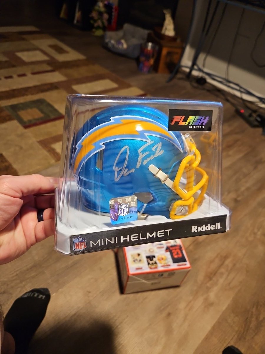 brianpta07's tweet photo. @870Cards need to move this one hall of famer Dan Fouts 100.00 https://t.co/6UChZBikhg