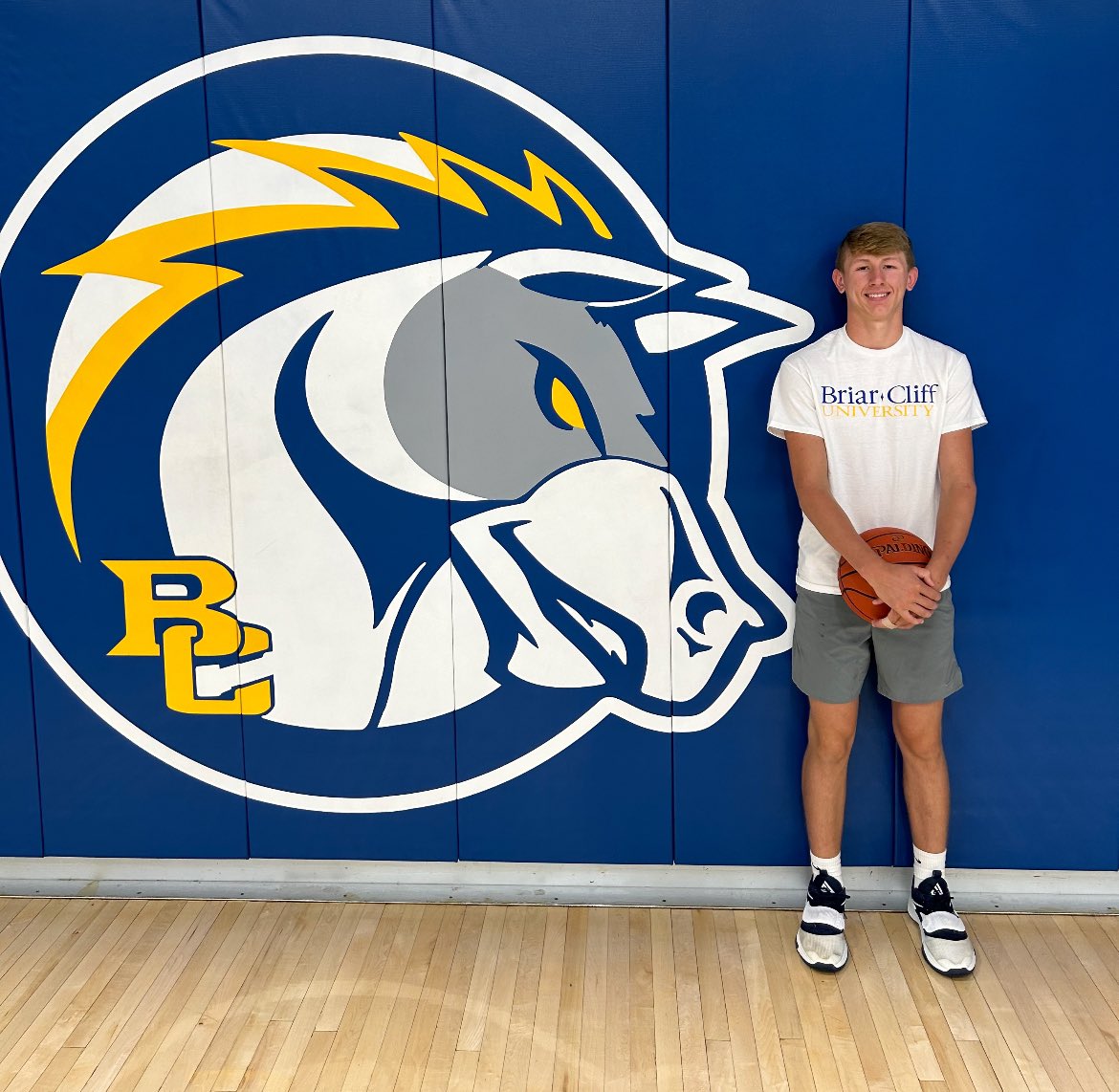 Had a Great workout with the Briar Cliff Men’s basketball team this morning!!
Thanks to <a href="/CoachSvagera/">Mark Svagera</a> for having me up on the Cliff!! 
<a href="/CoachShoe10/">Adam Schumacher</a> @LoganPratt22