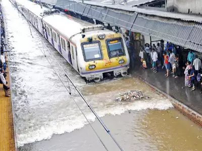 Bhartiyainsight's tweet image. 🚨 #MumbaiLocalUpdate 🚨

CSMT to Mahim local train services suspended from 10:15 PM due to heavy rainfall. Passengers advised to use alternate routes.

सीएसएमटी से महिम तक स्थानीय ट्रेन सेवा बारिश के कारण 10:15 बजे से अवरुद्ध कर दी गई है। यात्रियों को एल्टरनेट मार्ग का प्रयोग