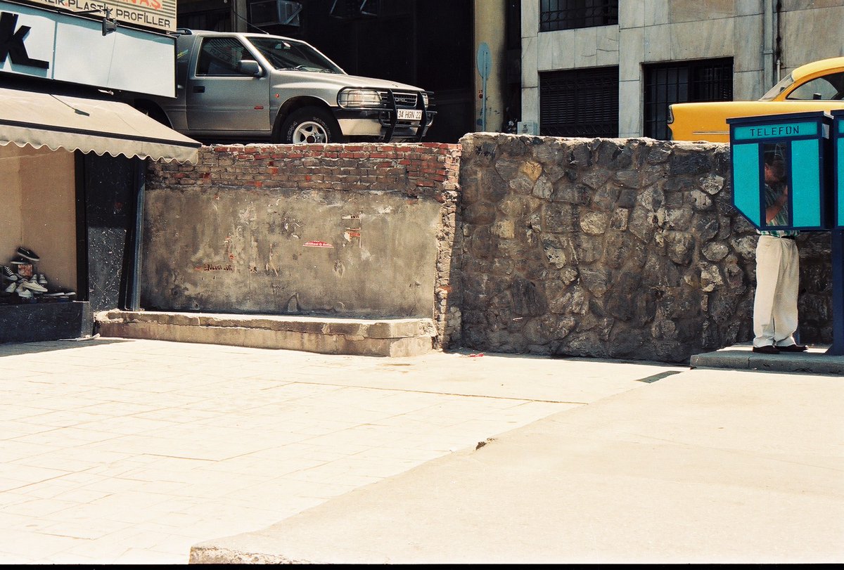 Halaskargazi Caddesi ile Vali Konağı Caddesi'nin kesişimindeki, dolmuş durağı ve telefon kulübeleri.  Haziran 1996