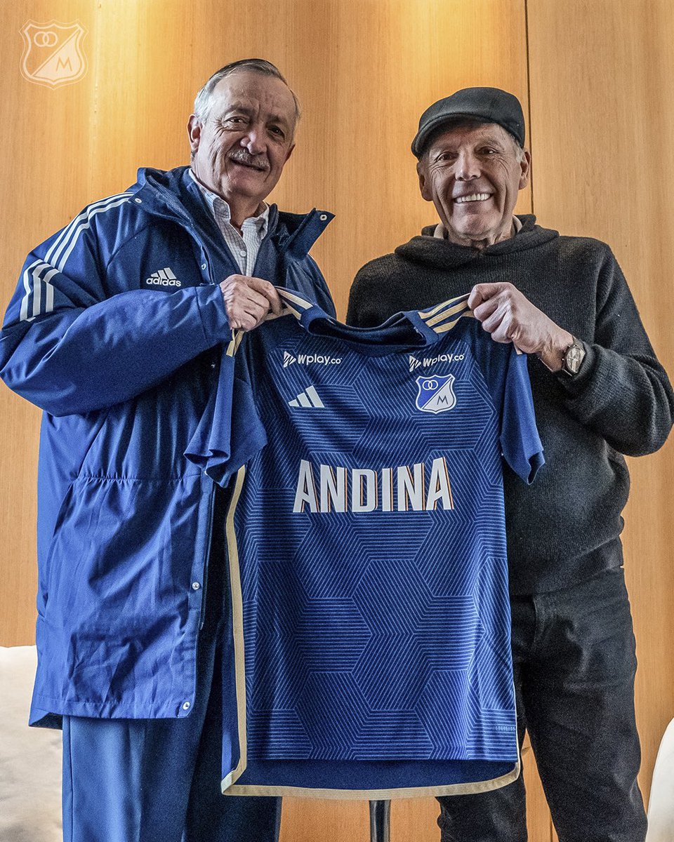 MillosFCoficial's tweet photo. ¡Siempre es lindo verte sonreír Miguel! 🤩🌟Ⓜ️

🇦🇷 En Buenos Aires tenemos la fortuna de encontrarnos con quien nos enseñó que:

“𝒯𝑜𝒹𝑜 𝓈𝑒 𝒸𝓊𝓇𝒶 𝒸𝑜𝓃 𝒶𝓂𝑜𝓇” ⚽️💙✨

¡Los mejores deseos siempre Miguel Ángel Russo! 🙌 https://t.co/NQrlGfhCCX