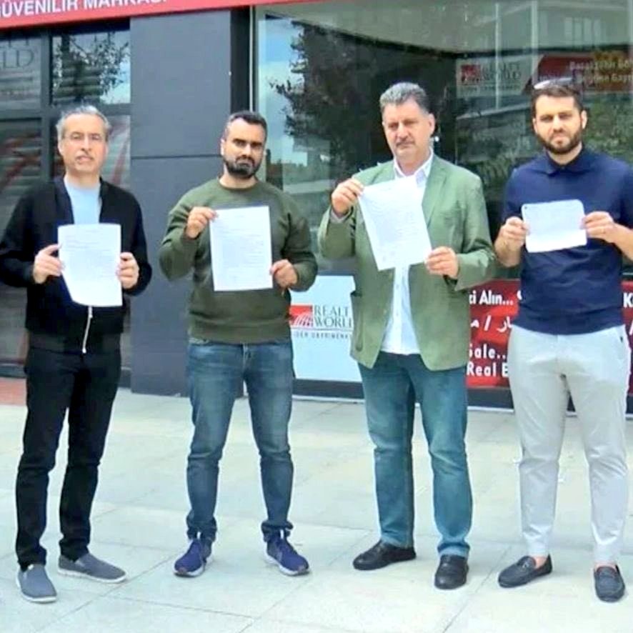 haberpod's tweet photo. Ülkemizden güzel haberler gelmeye devam ediyor.

🚙 Galericiler: Aldığımız araçlar teker teker elimizde patlıyor. Bu gidi��le galericilik diye bir meslek kalmayacak.

🏠 Emlakçılar: İstanbul’da aylık 80-85 emlak dükkânı kapanıyor. Adımız dolandırıcıya çıktı, biz sadece işimizi yapıyoruz.