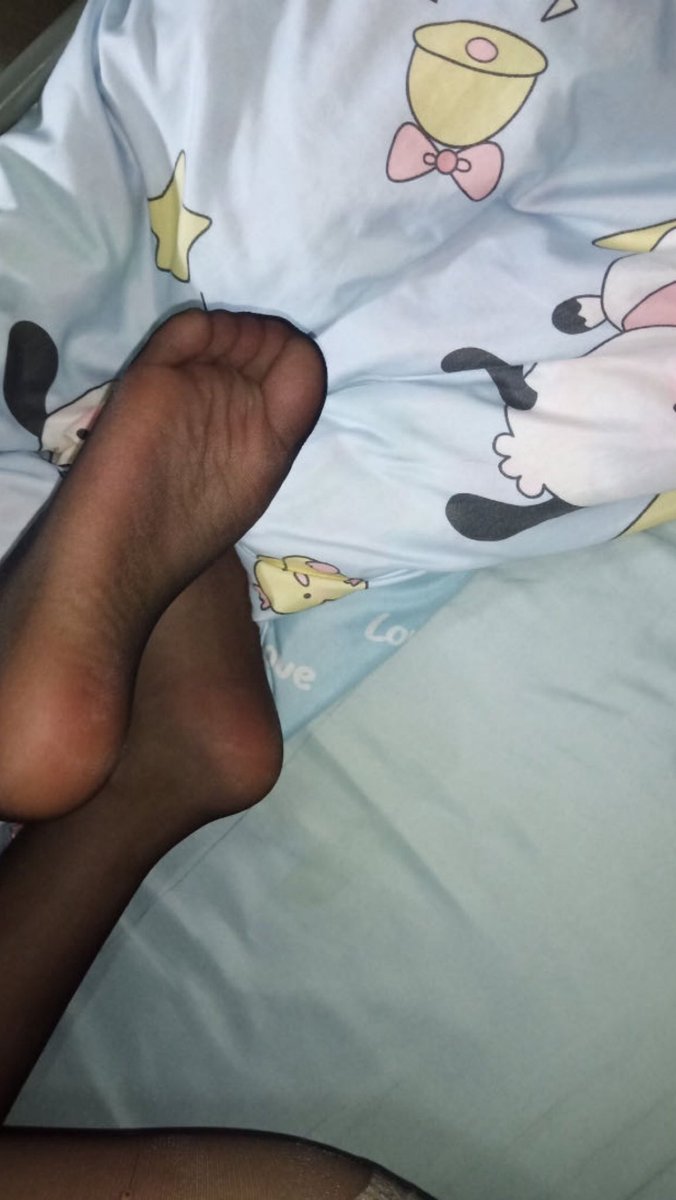 DominaFeetChan's tweet photo. Je sais que tu veux bouffer mes pieds à travers mes collants et pour ça il faut travailler pour accomplir tout les désirs de ta maîtresse 

Passe pv pour 3 free task afin de bien te conditionner et te baizer le cerveaux https://t.co/Xpcilc0Ita