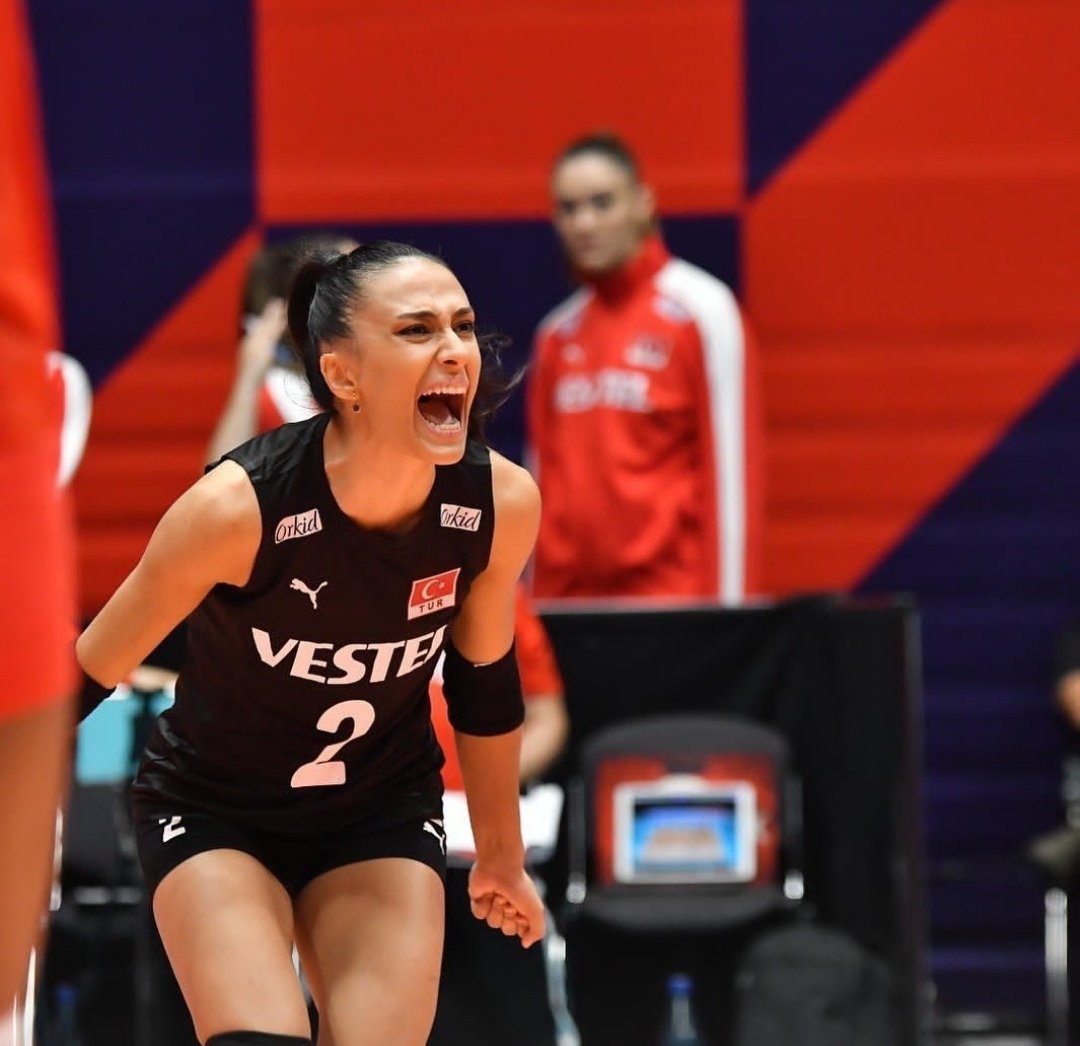 5 smaçör, 1 libero ile olimpiyata gitmek... Takımda bunca yıldır emeği olan Simge'yi kadro dışı bırakmak...