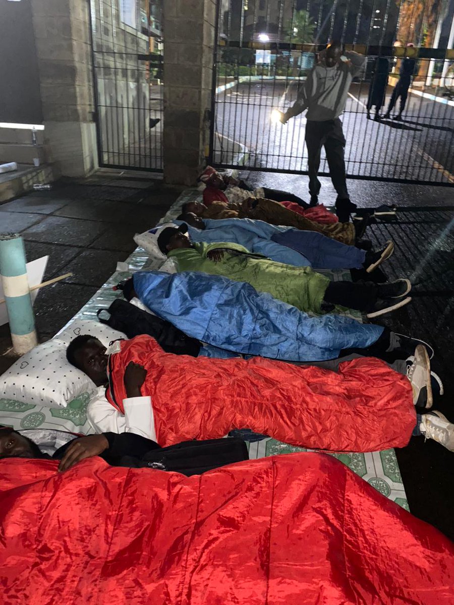 MuseMunga's tweet photo. The night is dark and full of terror.We are sleeping outside Mafya House to demand for our posting in this harsh weather.💔MOH should Not frustrate us with delayed posting.

#OccupyMOH #Postmedicalinterns https://t.co/z8kqHe6keZ