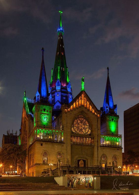jhonfred's tweet photo. @josecariocaaa Catedral basílica de Nuestra Señora del Rosario de Manizales https://t.co/eWCgLcd2OP