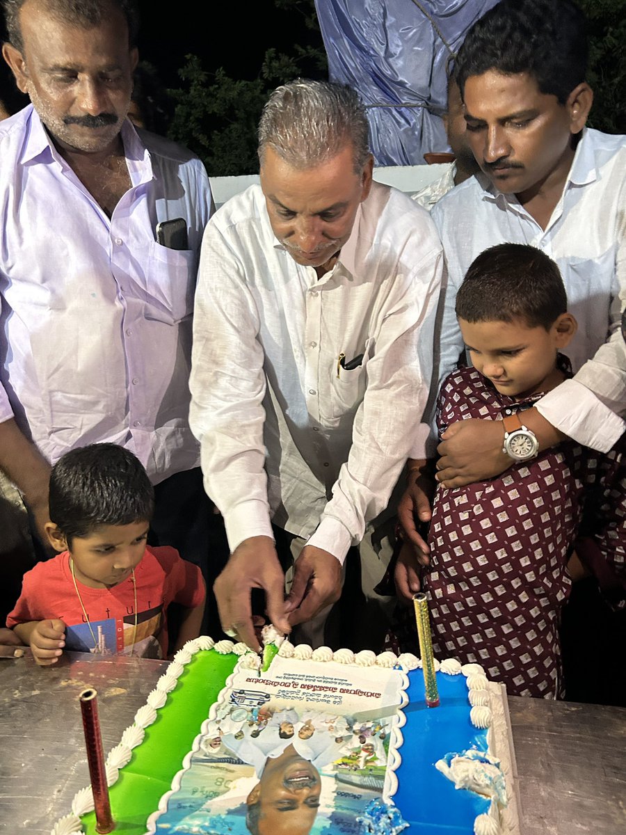DammalaAjay's tweet photo. మహానేత డాక్టర్ వైయస్ రా��శేఖరరెడ్డి గారి 75వ జయంతి సందర్భంగా సంతనూతలపాడు నియోజకవర్గం మంగమూరు లో ఘనంగా వేడుకలు నిర్వహించిన వైయస్ఆర్ సీపీ నాయకులు, కార్యకర్తలు.

#YSRLivesOn
#YSRJayanthi
#YSRForever https://t.co/VtPCzs38bI
