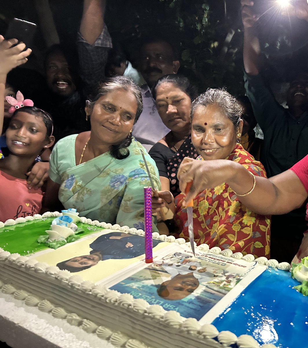 DammalaAjay's tweet photo. మహానేత డాక్టర్ వైయస్ రా��శేఖరరెడ్డి గారి 75వ జయంతి సందర్భంగా సంతనూతలపాడు నియోజకవర్గం మంగమూరు లో ఘనంగా వేడుకలు నిర్వహించిన వైయస్ఆర్ సీపీ నాయకులు, కార్యకర్తలు.

#YSRLivesOn
#YSRJayanthi
#YSRForever https://t.co/VtPCzs38bI